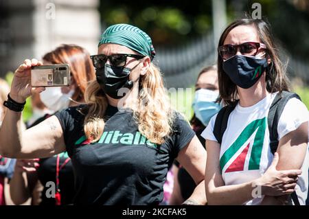 Les employés de la compagnie aérienne italienne Alitalia participent à une manifestation devant le siège du Ministère de l'économie et des finances pour protester contre le nouveau plan du gouvernement qui prévoit la réduction de la compagnie aérienne et le changement de nom, à 27 mai 2021, à Rome, en Italie. (Photo par Andrea Ronchini/NurPhoto) Banque D'Images