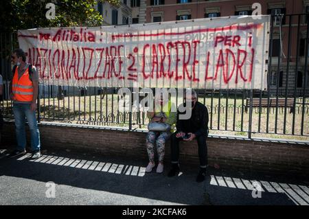 Les employés de la compagnie aérienne italienne Alitalia participent à une manifestation devant le siège du Ministère de l'économie et des finances pour protester contre le nouveau plan du gouvernement qui prévoit la réduction de la compagnie aérienne et le changement de nom, à 27 mai 2021, à Rome, en Italie. (Photo par Andrea Ronchini/NurPhoto) Banque D'Images