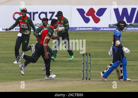 Le Bangladesh Taskin Ahmed célèbre après avoir congédié le Pathum Nissanka du Sri Lanka lors du troisième et dernier match international de cricket d'une journée (ODI) entre le Bangladesh et le Sri Lanka au stade national de cricket Sher-e-Bangla à Dhaka, sur 28 mai 2021. (Photo d'Ahmed Salahuddin/NurPhoto) Banque D'Images