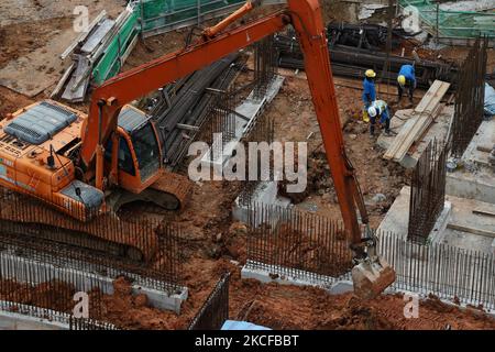 Les travailleurs migrants travaillent sur un chantier de construction de bâtiments à 29 mai 2021, à Singapour. Singapour entre un mois d'alerte accrue de 16 mai à 13 juin pour freiner la propagation des cas de COVID-19 dans la communauté locale. De nouvelles restrictions sur les mouvements et les activités ont été introduites, telles que la limitation de l'interaction sociale à deux, l'interdiction de manger dehors et une capacité d'exploitation réduite dans les centres commerciaux, les bureaux et les attractions. Au 17 mai, les intervenants de l'industrie de la construction ont appelé le groupe de travail multiministériel à faire venir les travailleurs étrangers de façon sécuritaire et contrôlée après l'environnement bâti i Banque D'Images