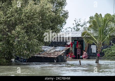 Les villageois sont coincés dans leur maison qui est submergée dans les eaux de crue, les berges de la rivière se brisant et plusieurs villages inondés. Sur 28 mai 2021 dans le sud 24 Parganas, Bengale-Occidental, Inde. Les habitants du Bengale occidental sont lourdement touchés par la rupture des berges de la rivière et l'inondation de plusieurs villages en raison de la marée haute et de fortes pluies dues au super cyclone Yaas. (Photo de Dipayan Bose/NurPhoto) Banque D'Images