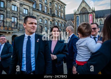 Svetlana Tikhanovskaya (C), chef de l'opposition biélorusse, a rencontré la communauté biélorusse lors d'une manifestation organisée sur la place du Dam, à Amsterdam, aux pays-Bas, à propos de 28 mai 2021. Après l'arrestation du blogueur de l'opposition biélorusse Roman Protasevich, qui était sur le vol détourné de Ryanair, le leader de l'opposition biélorusse Svetlana Tikhanovskaya a appelé à une démonstration publique de solidarité avec la Biélorussie à l'échelle de l'Europe. (Photo par Romy Arroyo Fernandez/NurPhoto) Banque D'Images