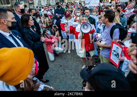 Svetlana Tikhanovskaya (L), chef de l'opposition biélorusse, a rencontré la communauté biélorusse lors d'une manifestation organisée sur la place du Dam, à Amsterdam, aux pays-Bas, à propos de 28 mai 2021. Après l'arrestation du blogueur de l'opposition biélorusse Roman Protasevich, qui était sur le vol détourné de Ryanair, le leader de l'opposition biélorusse Svetlana Tikhanovskaya a appelé à une démonstration publique de solidarité avec la Biélorussie à l'échelle de l'Europe. (Photo par Romy Arroyo Fernandez/NurPhoto) Banque D'Images