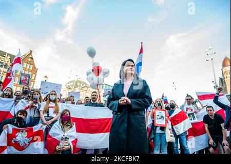 Svetlana Tikhanovskaya, chef de l'opposition biélorusse, a rencontré la communauté biélorusse lors d'une manifestation organisée sur la place du Dam, à Amsterdam, aux pays-Bas, à propos de 28 mai 2021. Après l'arrestation du blogueur de l'opposition biélorusse Roman Protasevich, qui était sur le vol détourné de Ryanair, le leader de l'opposition biélorusse Svetlana Tikhanovskaya a appelé à une démonstration publique de solidarité avec la Biélorussie à l'échelle de l'Europe. (Photo par Romy Arroyo Fernandez/NurPhoto) Banque D'Images