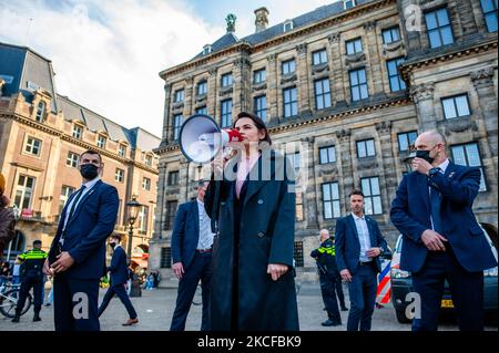 Svetlana Tikhanovskaya (C), chef de l'opposition biélorusse, a rencontré la communauté biélorusse lors d'une manifestation organisée sur la place du Dam, à Amsterdam, aux pays-Bas, à propos de 28 mai 2021. Après l'arrestation du blogueur de l'opposition biélorusse Roman Protasevich, qui était sur le vol détourné de Ryanair, le leader de l'opposition biélorusse Svetlana Tikhanovskaya a appelé à une démonstration publique de solidarité avec la Biélorussie à l'échelle de l'Europe. (Photo par Romy Arroyo Fernandez/NurPhoto) Banque D'Images