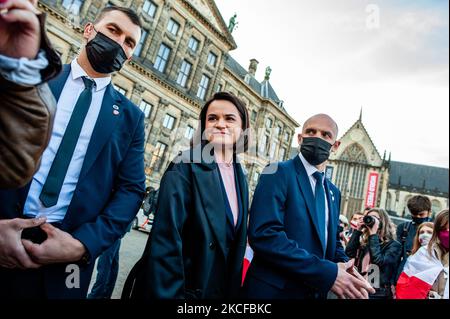 Svetlana Tikhanovskaya, chef de l'opposition biélorusse, a rencontré la communauté biélorusse lors d'une manifestation organisée sur la place du Dam, à Amsterdam, aux pays-Bas, à propos de 28 mai 2021. Après l'arrestation du blogueur de l'opposition biélorusse Roman Protasevich, qui était sur le vol détourné de Ryanair, le leader de l'opposition biélorusse Svetlana Tikhanovskaya a appelé à une démonstration publique de solidarité avec la Biélorussie à l'échelle de l'Europe. (Photo par Romy Arroyo Fernandez/NurPhoto) Banque D'Images