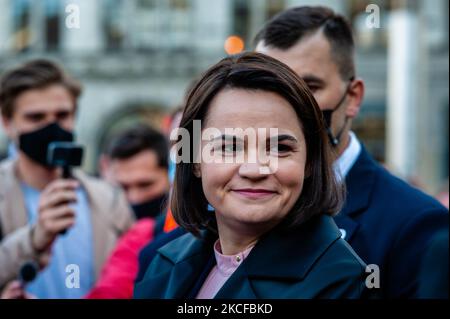 Svetlana Tikhanovskaya, chef de l'opposition biélorusse, a rencontré la communauté biélorusse lors d'une manifestation organisée sur la place du Dam, à Amsterdam, aux pays-Bas, à propos de 28 mai 2021. Après l'arrestation du blogueur de l'opposition biélorusse Roman Protasevich, qui était sur le vol détourné de Ryanair, le leader de l'opposition biélorusse Svetlana Tikhanovskaya a appelé à une démonstration publique de solidarité avec la Biélorussie à l'échelle de l'Europe. (Photo par Romy Arroyo Fernandez/NurPhoto) Banque D'Images