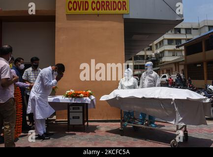 Des amis et des collègues rendent hommage au député d'Assam Leho RAM Boro qui est décédé des complications du coronavirus COVID-19, au Gauhati Medical College and Hospital (GMCH), à Guwahati, Assam, Inde, le samedi 29 mai 2021. (Photo de David Talukdar/NurPhoto) Banque D'Images