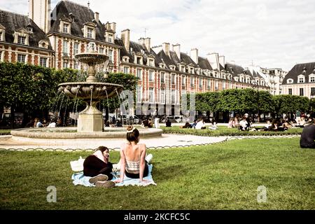 Week-end défait, la vie parisienne revient au soleil sur 28 mai 2021 Paris, place des Vosges, France. (Photo de Daniel Pier/NurPhoto) Banque D'Images