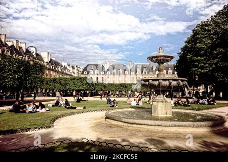 Week-end défait, la vie parisienne revient au soleil sur 28 mai 2021 Paris, place des Vosges, France. (Photo de Daniel Pier/NurPhoto) Banque D'Images
