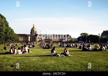 Week-end défait, la vie parisienne est de retour avec le soleil sur 28 mai 2021 Paris, Invalides, France. (Photo de Daniel Pier/NurPhoto) Banque D'Images
