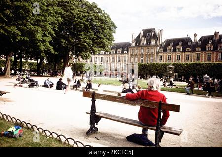 Week-end défait, la vie parisienne revient au soleil sur 28 mai 2021 Paris, place des Vosges, France. (Photo de Daniel Pier/NurPhoto) Banque D'Images