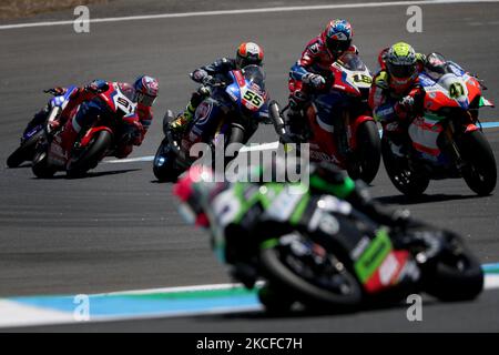 Italien Axel Bassani de Motocorsa Racing (R ), espagnol Alvaro Bautista de Team HRC (2nd R), italien Andrea Locatelli de Pata Yamaha avec Brixx Worldsbk (2nd L) Et Leon Haslam britannique de l'équipe HRC (L) concurrence pendant la course 1 du championnat du monde FIM Superbike Estoril Round au Circuito Estoril à Cascais, Portugal sur 29 mai 2021. (Photo par Pedro Fiúza/NurPhoto) Banque D'Images