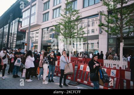 Les gens attendent dans une longue file d'attente avant d'entrer dans le magasin de vêtements Primark à Düsseldorf, Allemagne sur 29 mai 2021 sous les mesures de corona relaxantes en Allemagne (photo par Ying Tang/NurPhoto) Banque D'Images