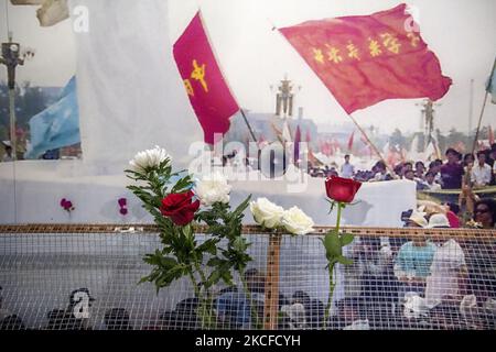 Fleurs au musée 4 juin de Hong Kong, Chine, 30 mai 2021. La police a interdit la veillée aux chandelles annuelle de 4 juin au parc Victoria, citant les risques d'infection par le COVID-19 pour la deuxième année consécutive. Cette veillée marque le massacre de la place Tiananmen en 1989 qui a eu lieu à Pékin. (Photo de Vernon Yuen/NurPhoto) Banque D'Images