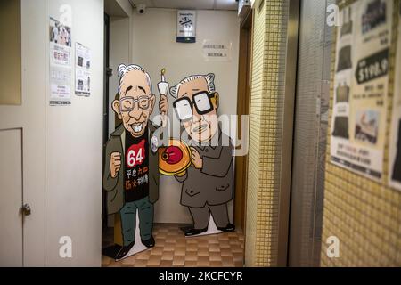 Un dessin animé au Musée 4 juin de Hong Kong, Chine, 30 mai 2021. La police a interdit la veillée aux chandelles annuelle de 4 juin au parc Victoria, citant les risques d'infection par le COVID-19 pour la deuxième année consécutive. Cette veillée marque le massacre de la place Tiananmen en 1989 qui a eu lieu à Pékin. (Photo de Vernon Yuen/NurPhoto) Banque D'Images