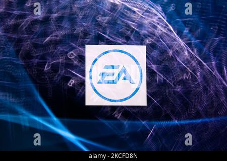 Le logo Electronic Arts s'affiche sur l'écran du téléphone et sur le clavier dans cette photo d'illustration à exposition multiple prise à Cracovie, en Pologne, sur 30 mai 2021. (Photo d'illustration par Jakub Porzycki/NurPhoto) Banque D'Images