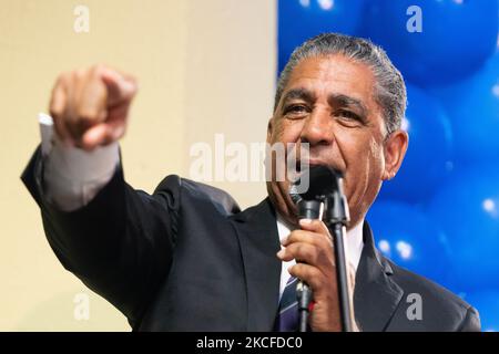 Le congressiste Adriano Espallat parle au rassemblement de campagne de la gouverneure Kathy Hochul au Centre d'enrichissement communautaire de fort George sur 4 novembre 2022 Banque D'Images