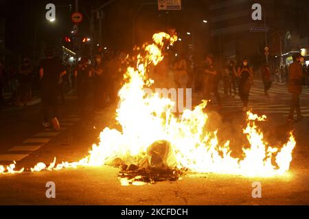 Un mannequin imitant le président brésilien Jair Bolsonaro brûle lors d'une manifestation contre lui à Sao Paulo, Brésil, 29 mai 2021. (Photo de Felipe Beltrame/NurPhoto) Banque D'Images