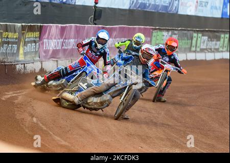 Greg Blair (blanc) dirige Harry McGurk (bleu) et Connor Coles (rouge) avec Mason Watson (jaune) derrière lors du match de la SGB National Development League entre Belle vue Colts et Berwick Bullets au National Speedway Stadium, Manchester, le vendredi 28th mai 2021. (Photo de Ian Charles/MI News/NurPhoto) Banque D'Images