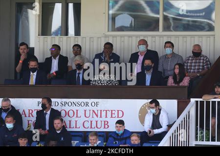 Raj Singh, président de Hartlepool United (au deuxième rang au centre) et Ben Houchen, maire de Tees Valley (à la prochaine rangée 2nd en partant de la droite), se pencheraient sur le match de la Vanarama National League entre Hartlepool United et Weymouth au parc Victoria, à Hartlepool, le samedi 29th mai 2021. (Photo de Mark Fletcher/MI News/NurPhoto) Banque D'Images