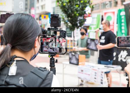 Livestreamers film un activiste tenant une représentation du Parc Victoria, où la Vigile Tienanmen prévu pour 4 juin, a été interdit par la police, à Hong Kong, en Chine, sur 30 mai 2021. (Photo de Marc Fernandes/NurPhoto) Banque D'Images