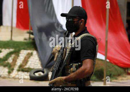 Un membre des services de renseignement égyptien est garde près d'une bannière montrant le président Abdel Fattah al-Sisi lors d'une réunion entre le chef des services de renseignement égyptien et les responsables du Hamas à Gaza sur 31 mai 2021. (Photo de Majdi Fathi/NurPhoto) Banque D'Images