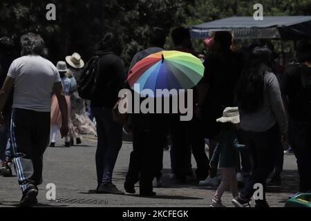 Fournisseur de parapluie à l'extérieur de la Bosque de Chapultepec à Mexico, pendant l'urgence sanitaire COVID-19 et le feu jaune de circulation épidémiologique dans la capitale. (Photo de Gerardo Vieyra/NurPhoto) Banque D'Images