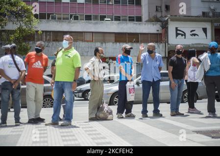 Les gens attendent de recevoir la première dose du vaccin Spoutnik V contre le coronavirus COVID-19 au cours d'une journée de vaccination promue par la municipalité et soutenue par le gouvernement de l'État à Caracas, sur 30 mai 2021. (Photo de Jonathan Lanza/NurPhoto) Banque D'Images