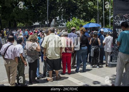 Les gens attendent de recevoir la première dose du vaccin Spoutnik V contre le coronavirus COVID-19 au cours d'une journée de vaccination promue par la municipalité et soutenue par le gouvernement de l'État à Caracas, sur 30 mai 2021. (Photo de Jonathan Lanza/NurPhoto) Banque D'Images