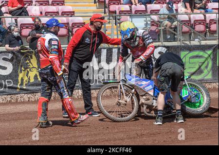 Rob Lyon, directeur de l'équipe de Peterborough Clendon Panthers, félicite Hans Andersen pour sa victoire à la chaleur lors du match SGB Premiership entre Belle vue Aces et Peterborough au National Speedway Stadium de Manchester, le lundi 31st mai 2021. (Photo de Ian Charles/MI News/NurPhoto) Banque D'Images