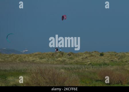 Les gens observent les amateurs de cerf-volant en profitant d'un bon temps de vol sur l'île de North Bull, à Dublin. Lundi, 31 mai 2021, à Dublin, Irlande. (Photo par Artur Widak/NurPhoto) Banque D'Images