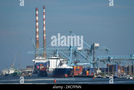 Vue du terminal de conteneurs de Dublin à Port Port avec la station de production Poolberg en arrière-plan. Lundi, 31 mai 2021, à Dublin, Irlande. (Photo par Artur Widak/NurPhoto) Banque D'Images