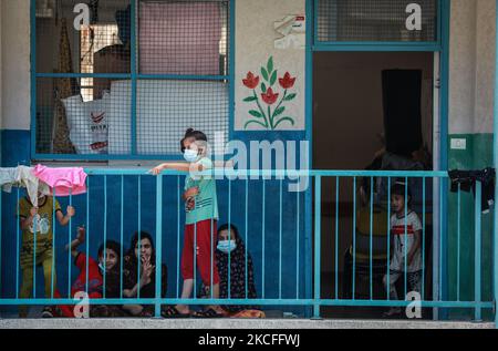 Les Palestiniens sont vus dans une école dirigée par l'Office de secours et de travaux des Nations Unies pour les réfugiés de Palestine (UNRWA) où ils vivront après que leur domicile ait été endommagé lors du récent attentat à la bombe israélienne dans la ville de Gaza, sur 1 juin 2021, Plus d'une semaine après un cessez-le-feu a mis fin à 11 jours d'hostilités entre Israël et le Hamas. (Photo de Majdi Fathi/NurPhoto) Banque D'Images