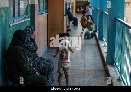 Les Palestiniens sont vus dans une école dirigée par l'Office de secours et de travaux des Nations Unies pour les réfugiés de Palestine (UNRWA) où ils vivront après que leur domicile ait été endommagé lors du récent attentat à la bombe israélienne dans la ville de Gaza, sur 1 juin 2021, Plus d'une semaine après un cessez-le-feu a mis fin à 11 jours d'hostilités entre Israël et le Hamas. (Photo de Majdi Fathi/NurPhoto) Banque D'Images