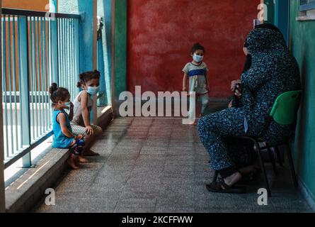 Les Palestiniens sont vus dans une école dirigée par l'Office de secours et de travaux des Nations Unies pour les réfugiés de Palestine (UNRWA) où ils vivront après que leur domicile ait été endommagé lors du récent attentat à la bombe israélienne dans la ville de Gaza, sur 1 juin 2021, Plus d'une semaine après un cessez-le-feu a mis fin à 11 jours d'hostilités entre Israël et le Hamas. (Photo de Majdi Fathi/NurPhoto) Banque D'Images