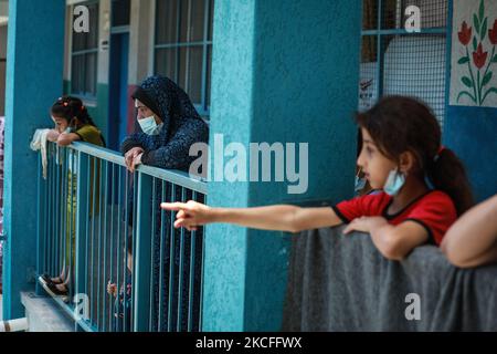 Les Palestiniens sont vus dans une école dirigée par l'Office de secours et de travaux des Nations Unies pour les réfugiés de Palestine (UNRWA) où ils vivront après que leur domicile ait été endommagé lors du récent attentat à la bombe israélienne dans la ville de Gaza, sur 1 juin 2021, Plus d'une semaine après un cessez-le-feu a mis fin à 11 jours d'hostilités entre Israël et le Hamas. (Photo de Majdi Fathi/NurPhoto) Banque D'Images