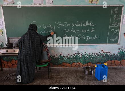 Une femme est vue dans une école dirigée par l'Office de secours et de travaux des Nations Unies pour les réfugiés de Palestine (UNRWA) où elle vivra après que son domicile ait été endommagé lors du récent attentat israélien à Gaza, sur 1 juin 2021, Plus d'une semaine après un cessez-le-feu a mis fin à 11 jours d'hostilités entre Israël et le Hamas. (Photo de Majdi Fathi/NurPhoto) Banque D'Images