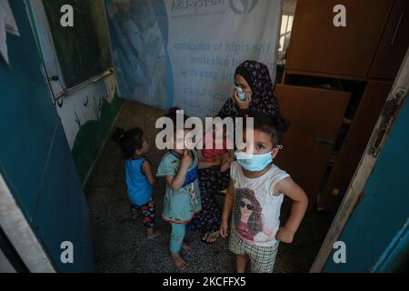 Les Palestiniens sont vus dans une école dirigée par l'Office de secours et de travaux des Nations Unies pour les réfugiés de Palestine (UNRWA) où ils vivront après que leur domicile ait été endommagé lors du récent attentat à la bombe israélienne dans la ville de Gaza, sur 1 juin 2021, Plus d'une semaine après un cessez-le-feu a mis fin à 11 jours d'hostilités entre Israël et le Hamas. (Photo de Majdi Fathi/NurPhoto) Banque D'Images