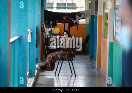 Une femme est vue dans une école dirigée par l'Office de secours et de travaux des Nations Unies pour les réfugiés de Palestine (UNRWA) où elle vivra après que son domicile ait été endommagé lors du récent attentat israélien à Gaza, sur 1 juin 2021, Plus d'une semaine après un cessez-le-feu a mis fin à 11 jours d'hostilités entre Israël et le Hamas. (Photo de Majdi Fathi/NurPhoto) Banque D'Images