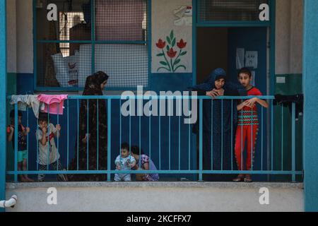 Les Palestiniens sont vus dans une école dirigée par l'Office de secours et de travaux des Nations Unies pour les réfugiés de Palestine (UNRWA) où ils vivront après que leur domicile ait été endommagé lors du récent attentat à la bombe israélienne dans la ville de Gaza, sur 1 juin 2021, Plus d'une semaine après un cessez-le-feu a mis fin à 11 jours d'hostilités entre Israël et le Hamas. (Photo de Majdi Fathi/NurPhoto) Banque D'Images