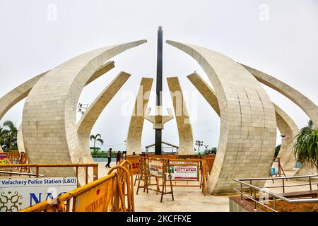 Barricades de police avant les prochaines élections vues au complexe commémoratif M.G.R et Jayalalithaa (officiellement Bharat Ratna Puratchi Thalaivar Dr. M.G.R et Puratchi Thalaivi Amma Selvi. J. Jayalalithaa Memorial Complex) est un complexe commémoratif construit sur la plage de Marina à Chennai, Tamil Nadu, en Inde. Le mémorial a été construit à la mémoire des anciens ministres en chef du Tamil Nadu, M. G. Ramachandran, J. Jayalalithaa et Karunanidhi dont les corps ont été enterrés sur le site de 6 décembre 2016. (Photo de Creative Touch Imaging Ltd./NurPhoto) Banque D'Images