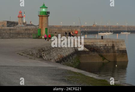 Vue sur le phare de West Pier (vert) et le phare de East Pier (rouge) à Dun Laoghaire. Le mardi 1 juin 2021, à Dublin, Irlande. (Photo par Artur Widak/NurPhoto) Banque D'Images