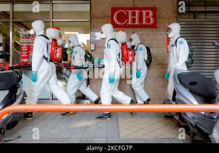 Des officiers militaires ayant un EPI désinfectent des zones de Wanhua, Taipei, à la suite d'une vague de cas et de décès domestiques, à Taipei, Taïwan, le 2 juin 2021. Le pays est confronté à une pénurie de vaccins, parallèlement à l'impact de la pandémie sur son économie. (Photo de CEng Shou Yi/NurPhoto) Banque D'Images
