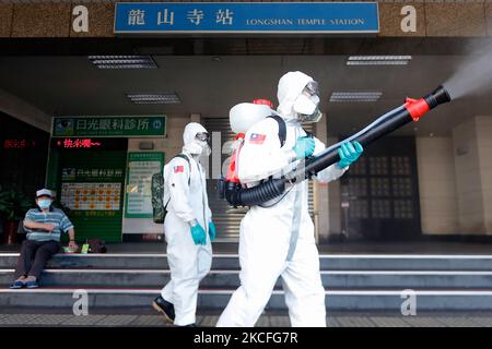 Des officiers militaires ayant un EPI désinfectent des zones de Wanhua, Taipei, à la suite d'une vague de cas et de décès domestiques, à Taipei, Taïwan, le 2 juin 2021. Le pays est confronté à une pénurie de vaccins, parallèlement à l'impact de la pandémie sur son économie. (Photo de CEng Shou Yi/NurPhoto) Banque D'Images