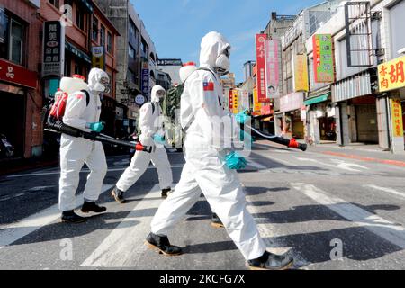 Des officiers militaires ayant un EPI désinfectent des zones de Wanhua, Taipei, à la suite d'une vague de cas et de décès domestiques, à Taipei, Taïwan, le 2 juin 2021. Le pays est confronté à une pénurie de vaccins, parallèlement à l'impact de la pandémie sur son économie. (Photo de CEng Shou Yi/NurPhoto) Banque D'Images