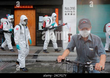 Des officiers militaires ayant un EPI désinfectent des zones de Wanhua, Taipei, à la suite d'une vague de cas et de décès domestiques, à Taipei, Taïwan, le 2 juin 2021. Le pays est confronté à une pénurie de vaccins, parallèlement à l'impact de la pandémie sur son économie. (Photo de CEng Shou Yi/NurPhoto) Banque D'Images