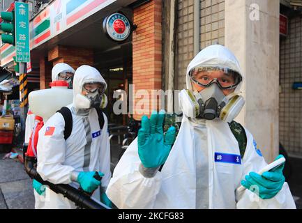 Des officiers militaires ayant un EPI désinfectent des zones de Wanhua, Taipei, à la suite d'une vague de cas et de décès domestiques, à Taipei, Taïwan, le 2 juin 2021. Le pays est confronté à une pénurie de vaccins, parallèlement à l'impact de la pandémie sur son économie. (Photo de CEng Shou Yi/NurPhoto) Banque D'Images