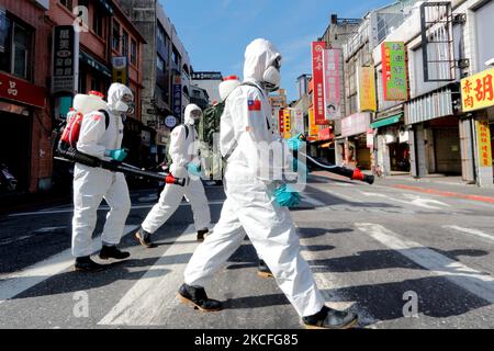 Des officiers militaires ayant un EPI désinfectent des zones de Wanhua, Taipei, à la suite d'une vague de cas et de décès domestiques, à Taipei, Taïwan, le 2 juin 2021. Le pays est confronté à une pénurie de vaccins, parallèlement à l'impact de la pandémie sur son économie. (Photo de CEng Shou Yi/NurPhoto) Banque D'Images