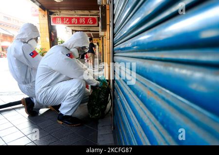 Des officiers militaires ayant un EPI désinfectent des zones de Wanhua, Taipei, à la suite d'une vague de cas et de décès domestiques, à Taipei, Taïwan, le 2 juin 2021. Le pays est confronté à une pénurie de vaccins, parallèlement à l'impact de la pandémie sur son économie. (Photo de CEng Shou Yi/NurPhoto) Banque D'Images